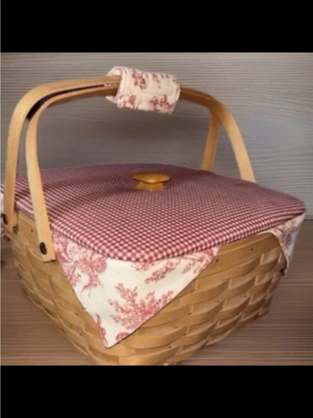 2002 Longaberger Large Family Picnic Basket With lid, Liner And Protector